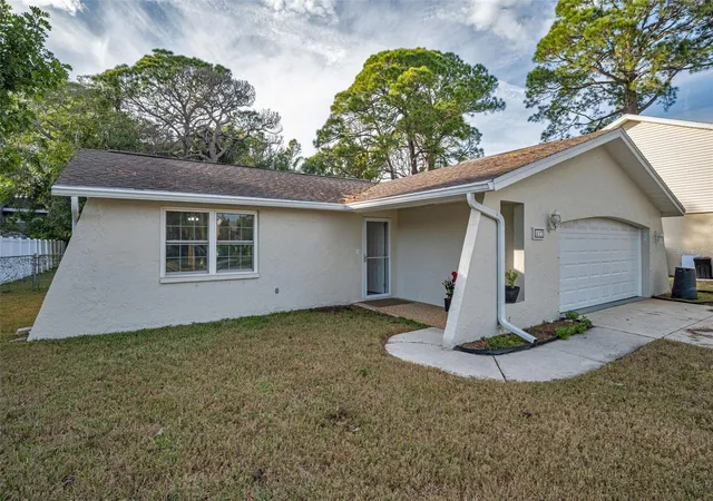 Photo 3 of Single family home for sale at 817 Riverside Dr, Tarpon Springs, FL 34689 | MLS# W7882495 | Listing updated on 2026-08-29