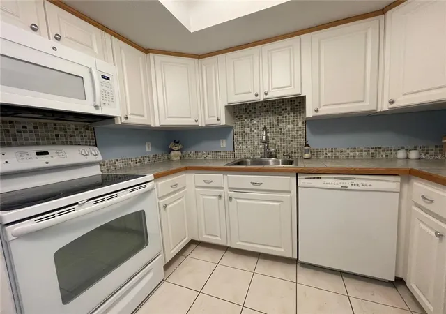 Photo 4 of Condo for sale at 625 Midway Dr #A, Ocala, FL 34472 | MLS# OM717615 | Listing updated on 2026-10-11