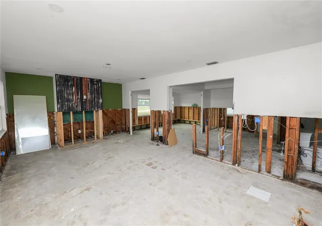 Photo 3 of Single family home for sale at 8100 Overlook Pl NE, Saint Petersburg, FL 33702 | MLS# L4959012 | Listing updated on 2026-09-24