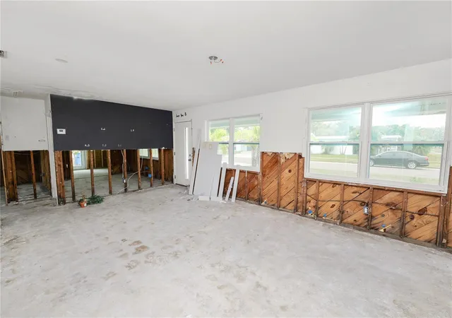 Photo 4 of Single family home for sale at 8100 Overlook Pl NE, Saint Petersburg, FL 33702 | MLS# L4959012 | Listing updated on 2026-09-24