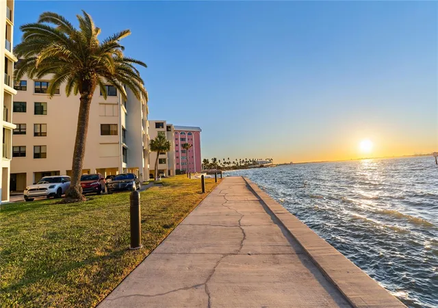 4th image of 101 Sunset Dr #402, Sarasota, FL 34236 | MLS# A4680474