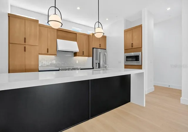Photo 3 of Townhouse for sale at 1004 E Robinson, Orlando, FL 32801 | MLS# O6378444 | Listing updated on 2026-09-13