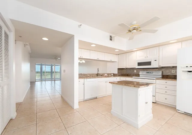 Photo 3 of Condo for sale at 6550 Shoreline Dr #7502, Saint Petersburg, FL 33708 | MLS# TB8471256 | Listing updated on 2026-08-27