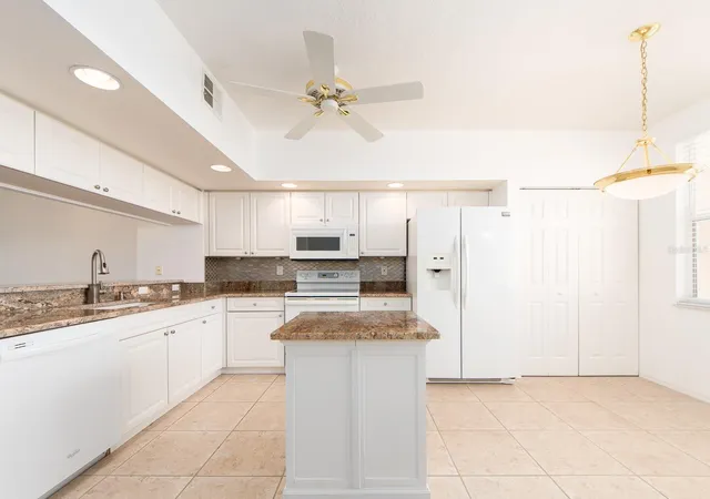 Photo 3 of Condo for sale at 6550 Shoreline Dr #7502, Saint Petersburg, FL 33708 | MLS# TB8471256 | Listing updated on 2026-08-27