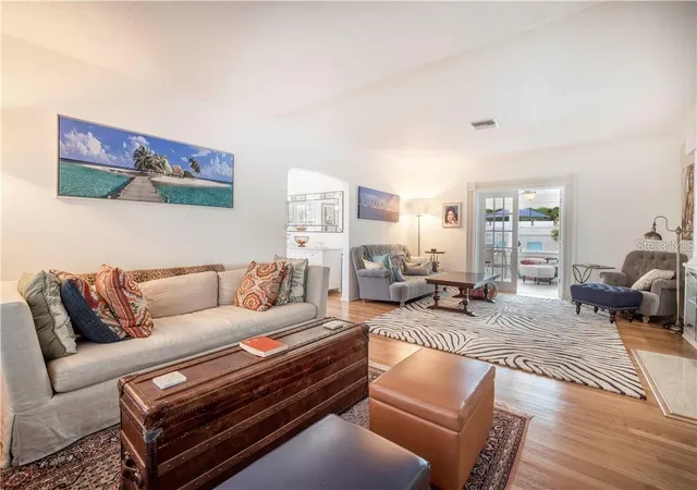 Photo 4 of Single family home for sale at 2200 2nd Street N, Saint Petersburg, FL | MLS# TB8471387 | Listing updated on 2026-08-30