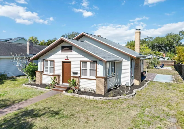Photo 3 of Single family home for sale at 2710 3rd Avenue W, Bradenton, FL 34205 | MLS# A4680861 | Listing updated on 2026-08-31