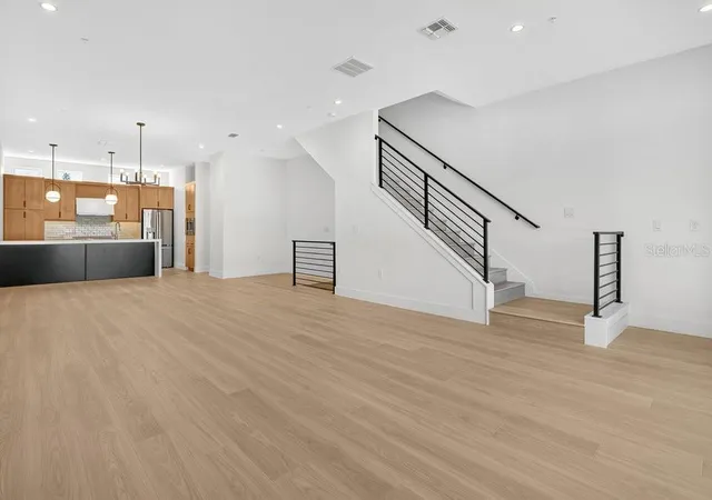 Photo 2 of Townhouse for sale at 1008 E Robinson, Orlando, FL 32801 | MLS# O6378954 | Listing updated on 2026-09-13