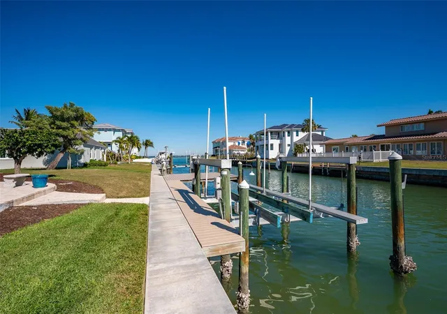 Photo 3 of Single family home for sale at 548 Gunwale Ln, Longboat Key, FL 34228 | MLS# A4680965 | Listing updated on 2026-10-03