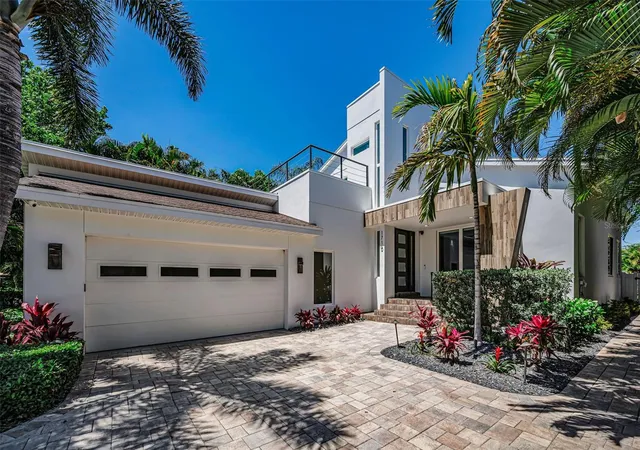 Photo 1 of Sale Pending at 1710 Brightwaters Blvd Ne, Saint Petersburg, FL 33704 | MLS# TB8471809 | Listing updated on 2026-08-14