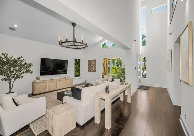 Photo 2 of Sale Pending at 1710 Brightwaters Blvd Ne, Saint Petersburg, FL 33704 | MLS# TB8471809 | Listing updated on 2026-08-14