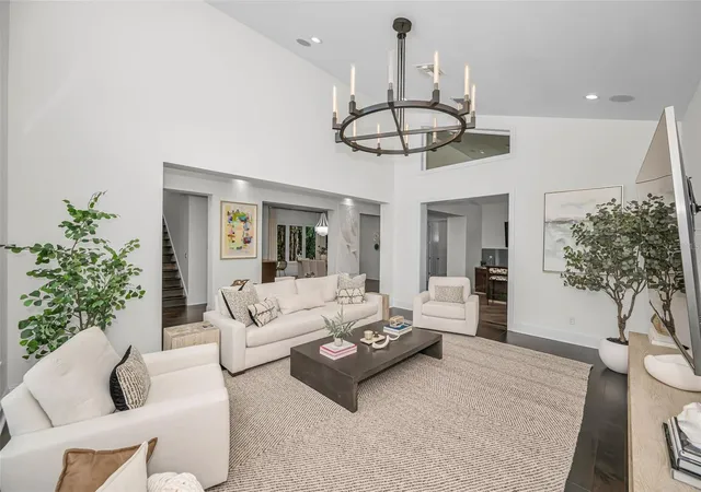 Photo 3 of Sale Pending at 1710 Brightwaters Blvd Ne, Saint Petersburg, FL 33704 | MLS# TB8471809 | Listing updated on 2026-08-14