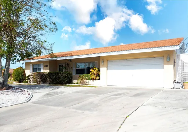 Homes for sale in Bradenton, FL | 9820 Royal Palm Dr, Bradenton, FL 34210 | MLS# A4680979