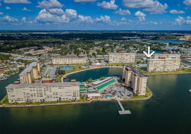 Listing Photo 4 - Condo for sale in building located at 4525 Cvs Cir, St. Petersburg, FL 33708 - Unit #604