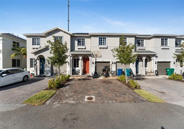 2nd image of 1061 Nw 208th Ter, Miami, FL 33169 | MLS# OM718032