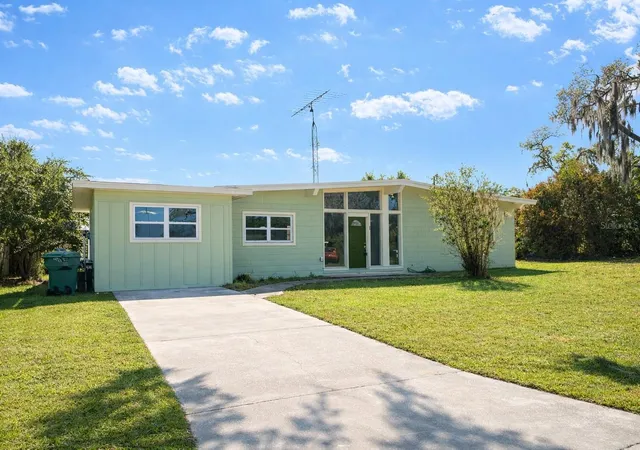Photo 1 of Single family home for sale at 725 Scenic St, Leesburg, FL 34748 | MLS# OM718048 | Listing updated on 2026-05-28