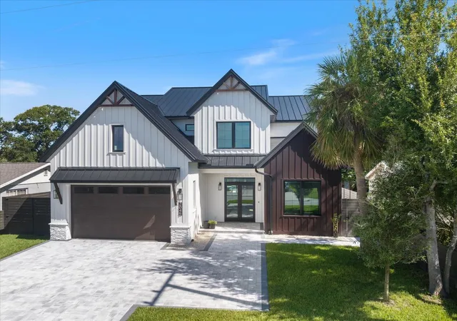 Photo 1 of Single family home for sale at 2045 Goldenrod St, Sarasota, FL 34239 | MLS# A4681259 | Listing updated on 2026-08-12