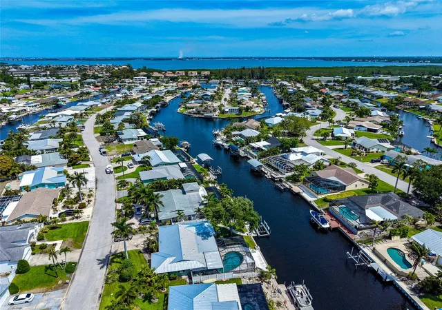 Homes for sale in Bradenton, FL | 5011 Mangrove Point Rd, Bradenton, FL 34210 | MLS# A4681283