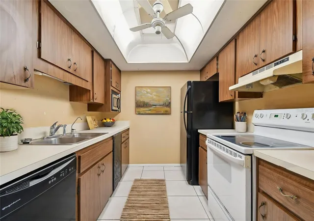 Photo 3 of Condo for sale at 645 N Keene Rd #D, Clearwater, FL 33755 | MLS# TB8472846 | Listing updated on 2026-08-23