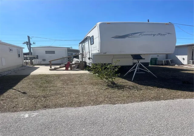 2nd image of 37 Illinois St, Palmetto, FL 34221 | MLS# A4681471