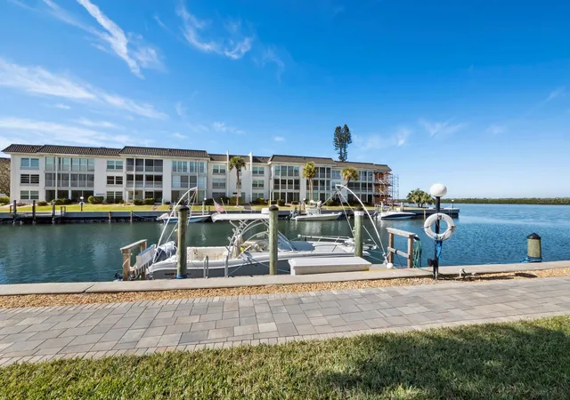 Homes for sale in LONGBOAT KEY, FL | 4320 Falmouth Dr, LONGBOAT KEY, FL 34228