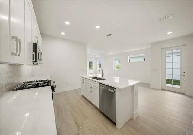 Photo 4 of House for sale at 9533 Lunar Dove Dr, Sarasota, FL 34240 | MLS# A4681608 | Listing updated on 2026-05-13