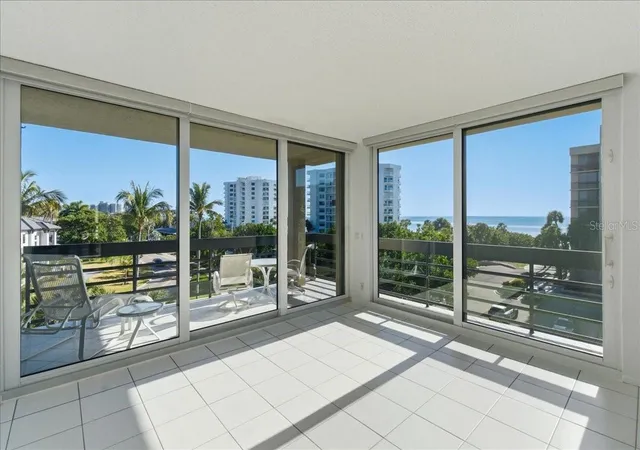 2nd image of 1065 Gulf Of Mexico Dr #305, Longboat Key, FL 34228 | MLS# A4681609