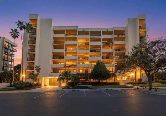 Listing Photo 4 - Condo for sale in building located at 1065 Gulf Of Mexico Dr, Longboat Key, FL 34228 - Unit #305