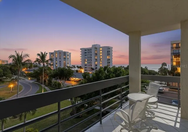 Listing Photo 5 - Condo for sale in building located at 1065 Gulf Of Mexico Dr, Longboat Key, FL 34228 - Unit #305