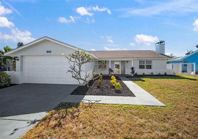 Homes for sale in Apollo Beach, FL | 910 Spindle Palm Wy, Apollo Beach, FL 33572 | MLS# TB8473743