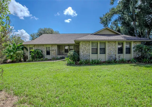 Photo 3 of Single family home for sale at 13 Hermosa Dr, Eustis, FL 32726 | MLS# G5107869 | Listing updated on 2026-09-19