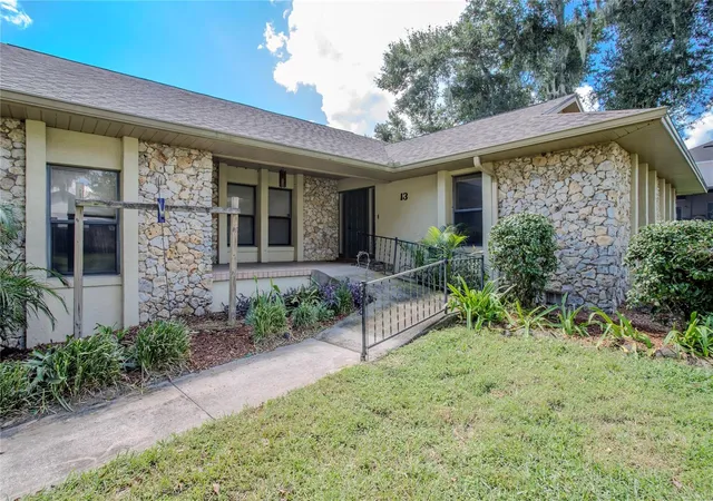 Photo 4 of Single family home for sale at 13 Hermosa Dr, Eustis, FL 32726 | MLS# G5107869 | Listing updated on 2026-09-19