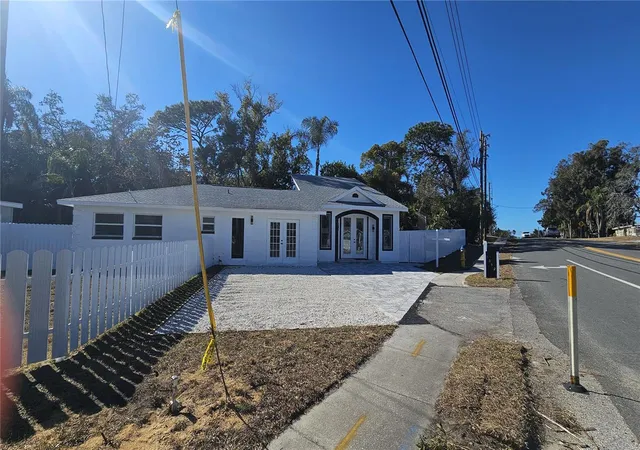 Photo 3 of Sale Pending at 1092 N Florida Ave, Tarpon Springs, FL 34689 | MLS# TB8473879 | Listing updated on 2026-09-03