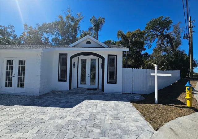 Photo 3 of Sale Pending at 1092 N Florida Ave, Tarpon Springs, FL 34689 | MLS# TB8473879 | Listing updated on 2026-09-03