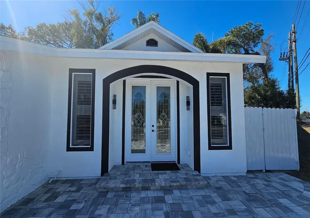 Photo 4 of Sale Pending at 1092 N Florida Ave, Tarpon Springs, FL 34689 | MLS# TB8473879 | Listing updated on 2026-09-03