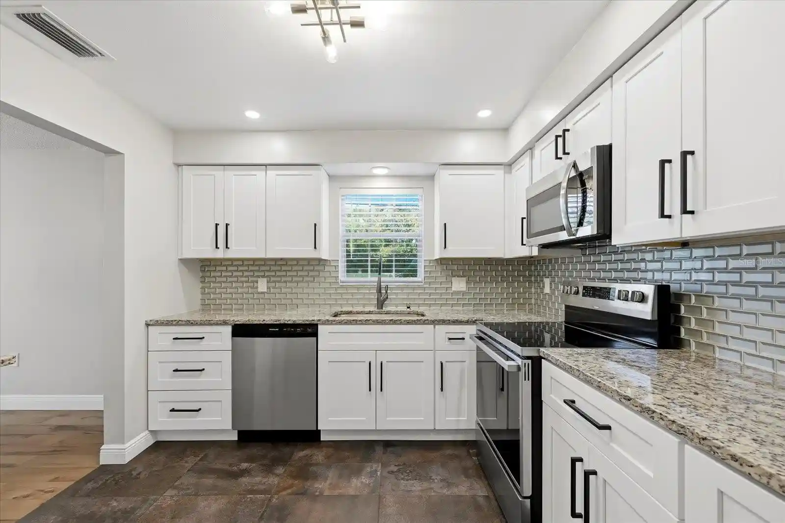 Listing Photo 2 - Condo for sale in 1706 Belleair Forest Dr located at 1706 Belleair Forest Dr, Clearwater, FL 33756 - Unit #128