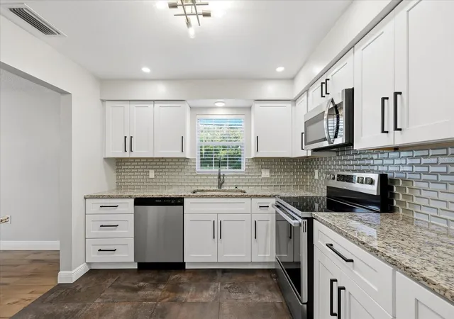 3rd image of 1706 Belleair Forest Dr, Clearwater, FL 33756