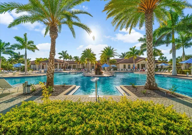 3rd image of 10812 Tarflower Dr #201, Venice, FL 34293 | MLS# C7521670