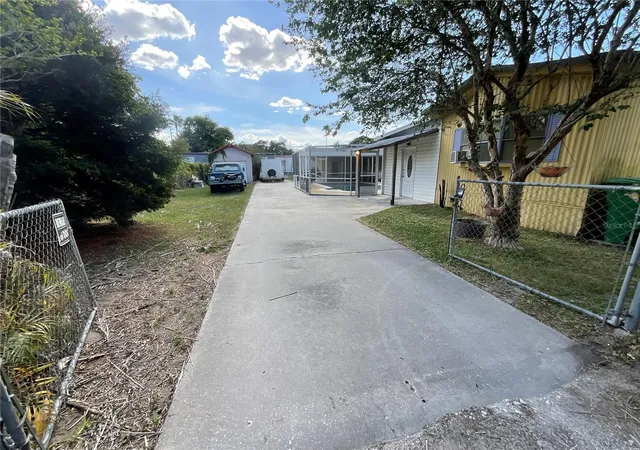 Photo 4 of Manufactured home for sale at 700 Jersey Ct, Dundee, FL 33838 | MLS# C7521678 | Listing updated on 2026-07-17