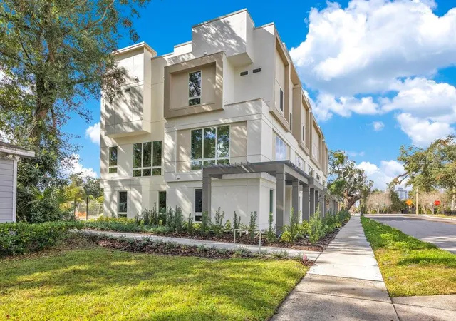 Photo 1 of Townhouse for sale at 1010 E Robinson St, Orlando, FL 32801 | MLS# O6380935 | Listing updated on 2026-09-13