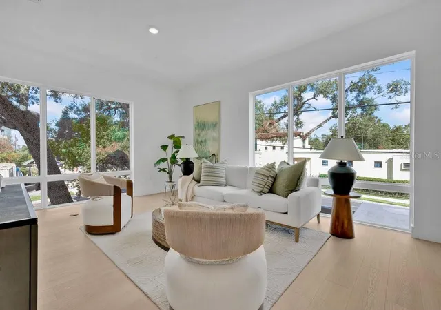 Photo 2 of Townhouse for sale at 1010 E Robinson St, Orlando, FL 32801 | MLS# O6380935 | Listing updated on 2026-09-13