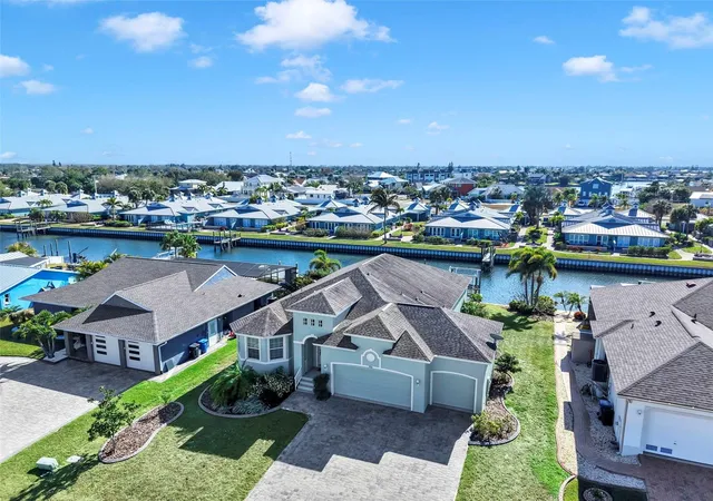 Photo 2 of Single family home for sale at 916 Spindle Palm Way, Apollo Beach, FL 33572 | MLS# TB8474317 | Listing updated on 2026-07-16