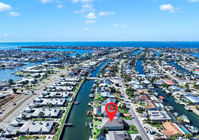 Photo 3 of Single family home for sale at 916 Spindle Palm Way, Apollo Beach, FL 33572 | MLS# TB8474317 | Listing updated on 2026-07-16