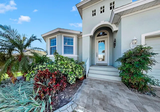 Photo 4 of Single family home for sale at 916 Spindle Palm Way, Apollo Beach, FL 33572 | MLS# TB8474317 | Listing updated on 2026-07-16