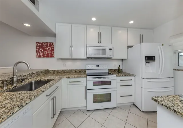 Photo 3 of Sale Pending at 435 Cerromar Ln #326, Venice, FL 34293 | MLS# N6142886 | Listing updated on 2026-09-24