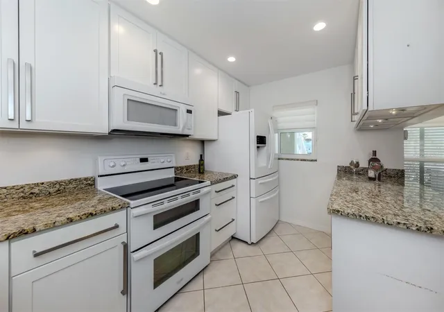 Listing Photo 4 - Condo for sale in building located at 435 Cerromar Ln, VENICE, FL 34293 - Unit #326