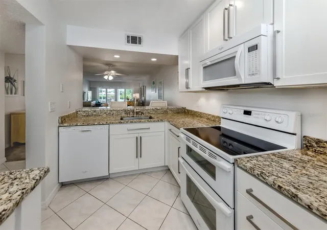Listing Photo 5 - Condo for sale in building located at 435 Cerromar Ln, VENICE, FL 34293 - Unit #326