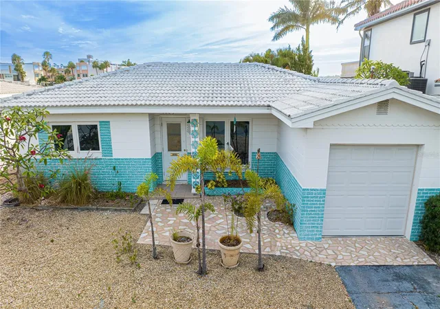 Photo 2 of Single family home for sale at 1425 Corey Way S, South Pasadena, FL 33707 | MLS# TB8474553 | Listing updated on 2026-09-21