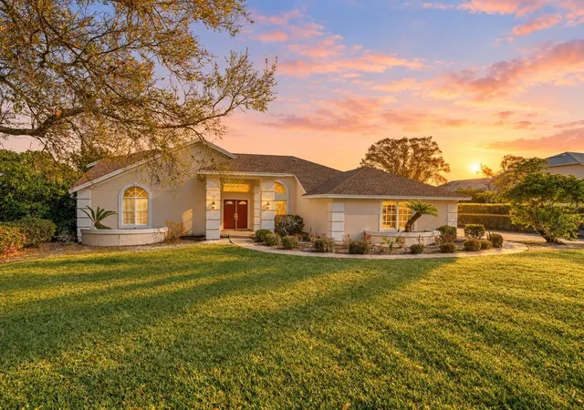 Single family home for sale at 5321 Greens Dr, LADY LAKE, FL 32159 | MLS# G5107981