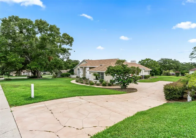 5th image of 5321 Greens Dr, Lady Lake, FL 32159 | MLS# G5107981