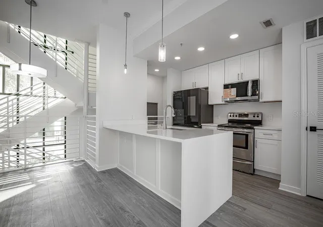 Photo 2 of Condo for sale at 460 E Jackson St #2, Orlando, FL 32801 | MLS# R4910697 | Listing updated on 2026-09-13